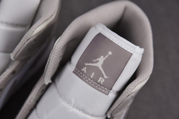 Air Jordan 1 Mid ''Light Bone'' 554724-082
