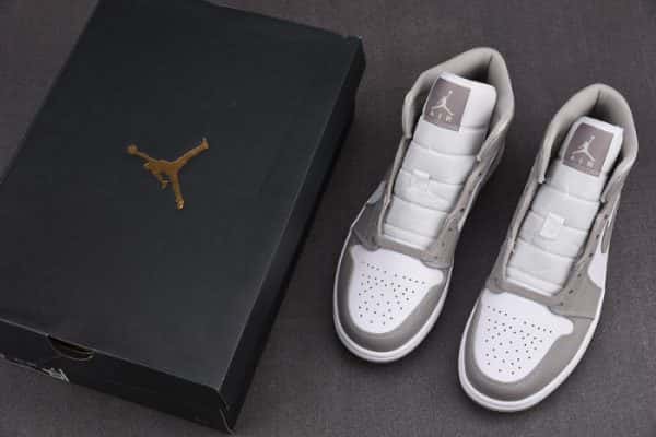 Air Jordan 1 Mid ''Light Bone'' 554724-082